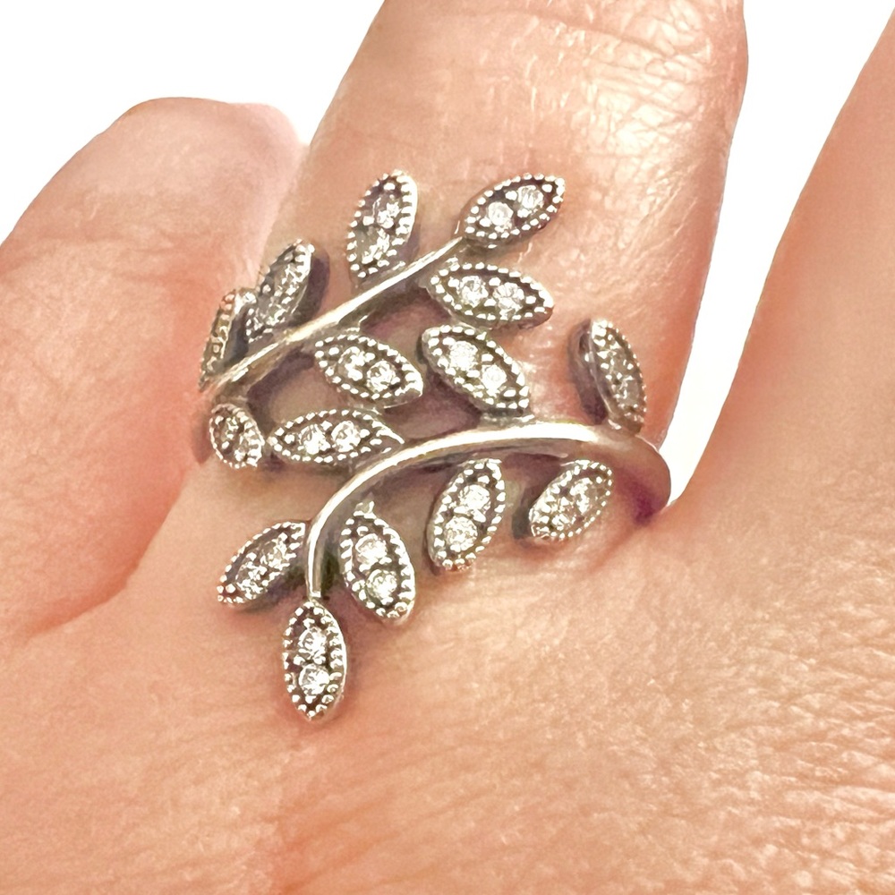 Pandora Sparkling leaves ring collectible - Picture 3 of 12